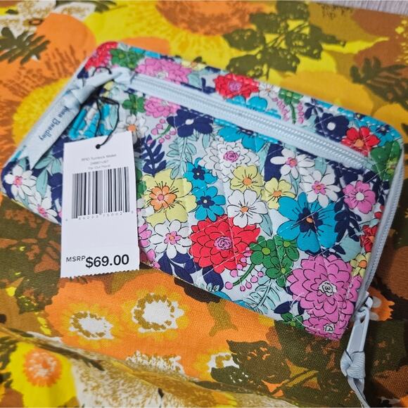 Vera Bradley RFID Turnlock Wallet - Far Out Floral - NWT - Picture 1 of 9